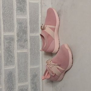 Traq by Algeria Qool Women's Blush Fuzzy Lace Up Smart Walking Sneakers 8-8.5